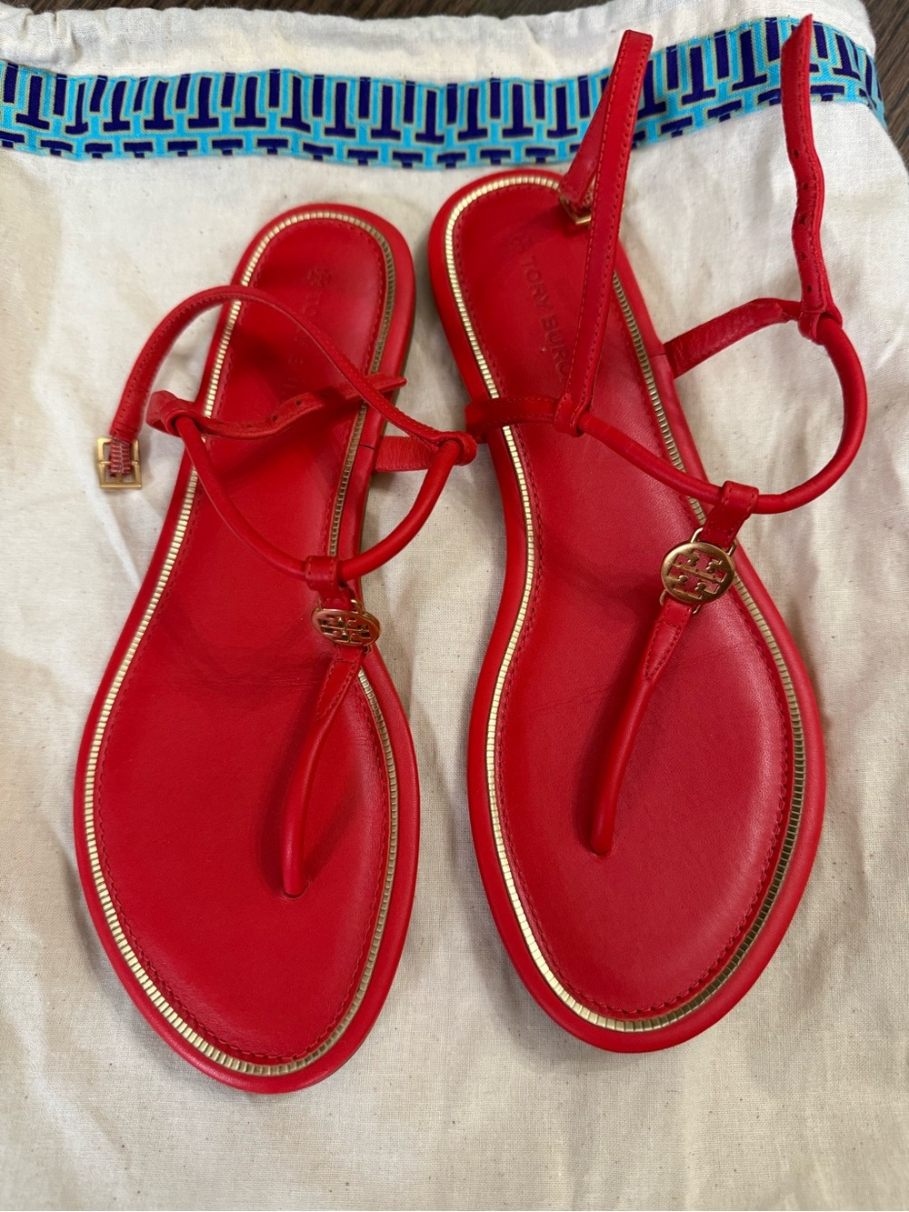Tory Burch Emmy Flat leather T-Strap Sandals with Gold Logo Disk